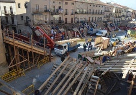 Construcción de tablaos en la Plaza Mayor.