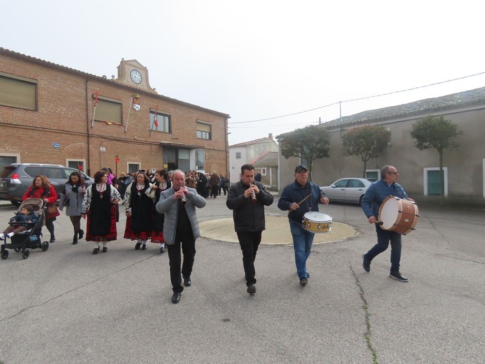 Las mujeres de Aldeaseca de la Frontera se ponen elegantes para Santa Águeda