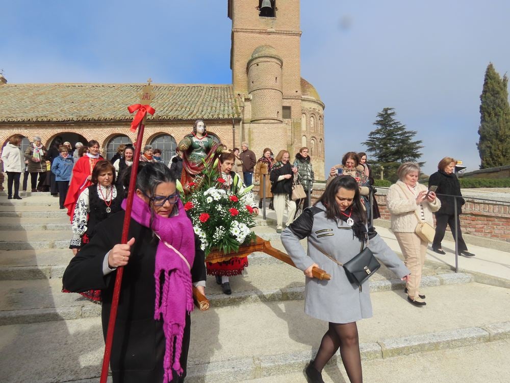 Las mujeres de Aldeaseca de la Frontera se ponen elegantes para Santa Águeda