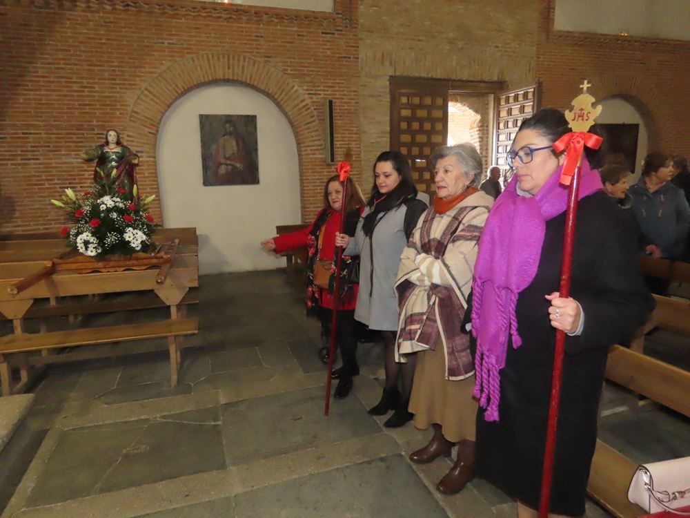 Las mujeres de Aldeaseca de la Frontera se ponen elegantes para Santa Águeda