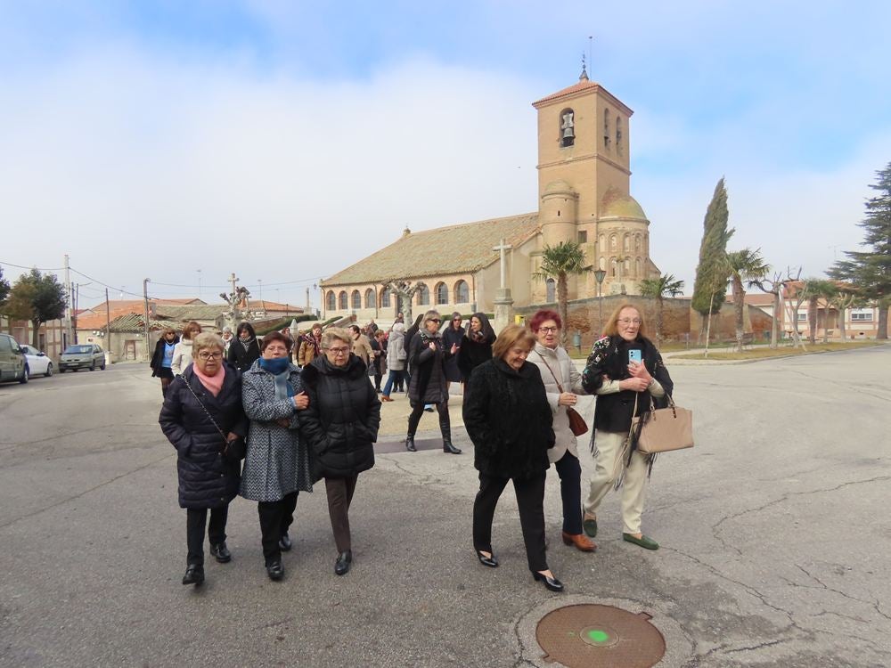 Las mujeres de Aldeaseca de la Frontera se ponen elegantes para Santa Águeda