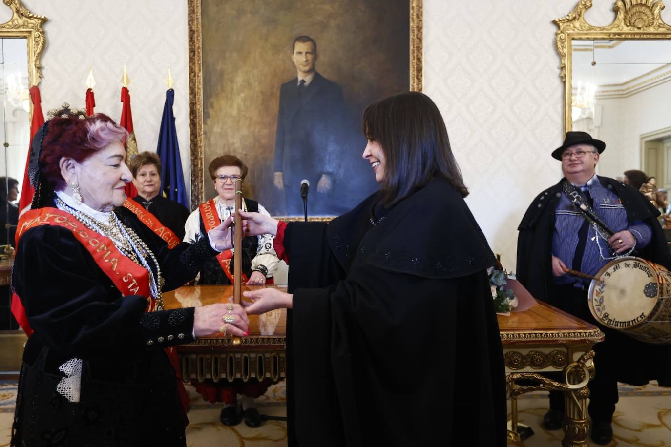 Las Águedas no fallan a la tradición e impregnan de alegría Salamanca en su día a ritmo de folclore