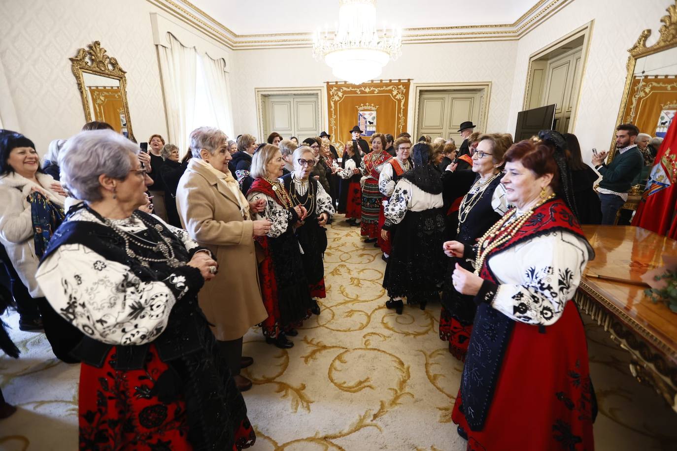 Las Águedas no fallan a la tradición e impregnan de alegría Salamanca en su día a ritmo de folclore