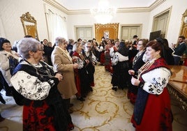 Las Águedas no fallan a la tradición e impregnan de alegría Salamanca en su día a ritmo de folclore