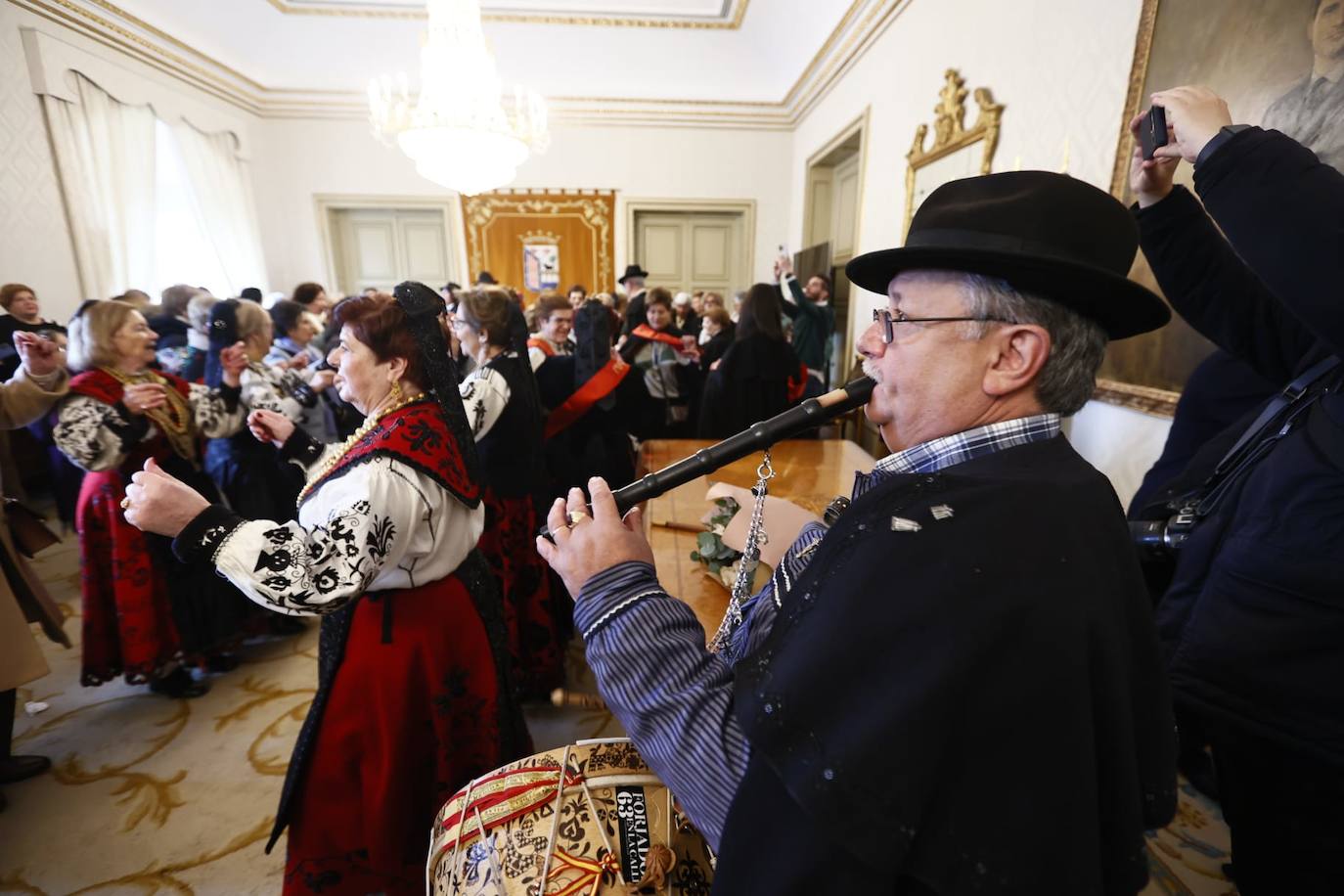 Las Águedas no fallan a la tradición e impregnan de alegría Salamanca en su día a ritmo de folclore