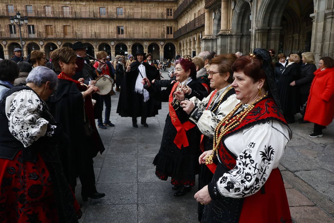 Las Águedas no fallan a la tradición e impregnan de alegría Salamanca en su día a ritmo de folclore