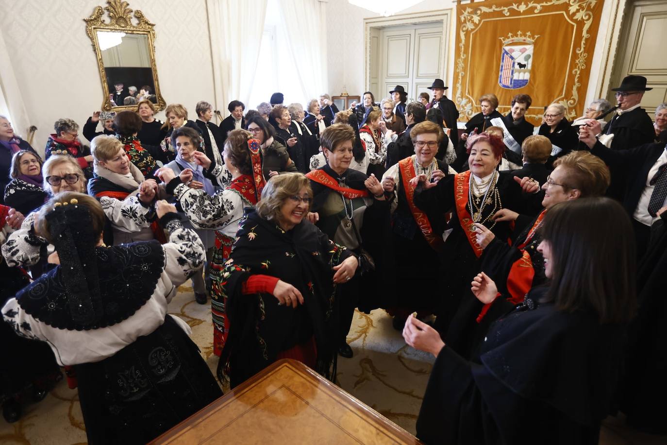 Las Águedas no fallan a la tradición e impregnan de alegría Salamanca en su día a ritmo de folclore