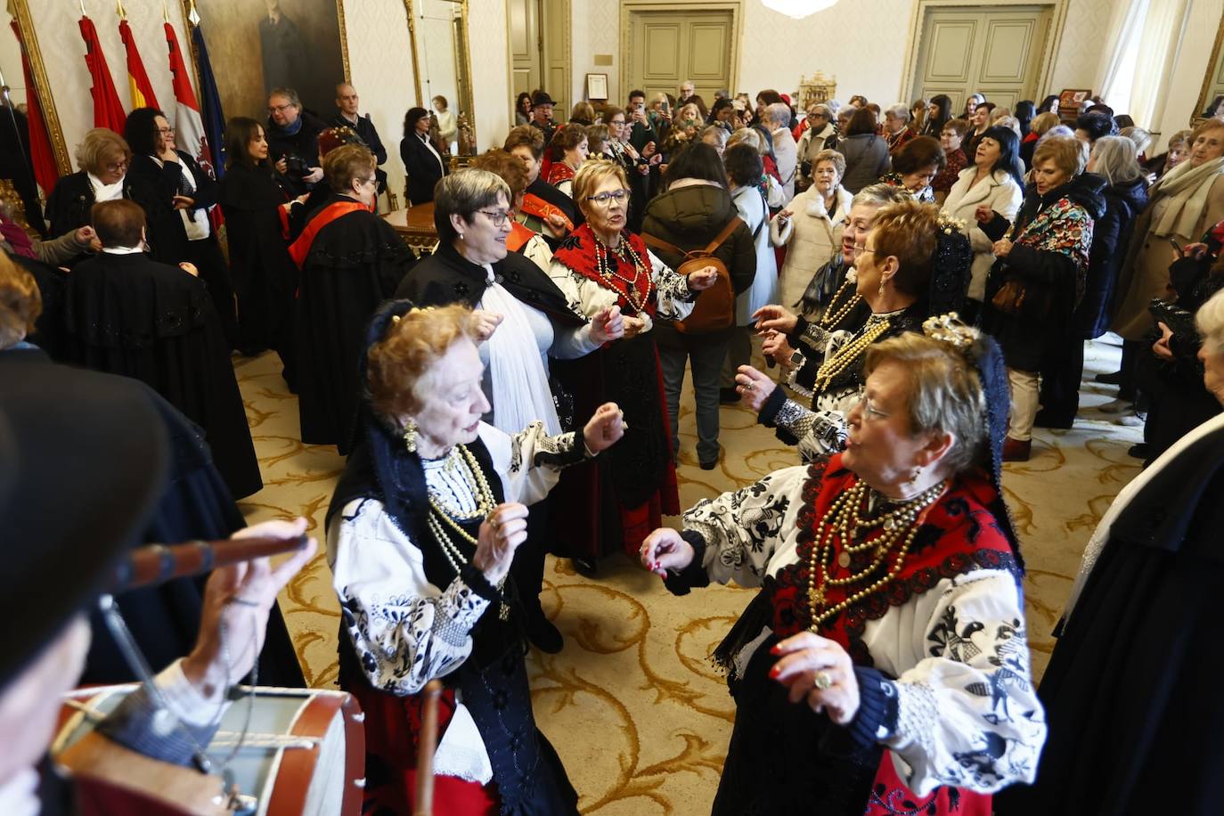 Las Águedas no fallan a la tradición e impregnan de alegría Salamanca en su día a ritmo de folclore