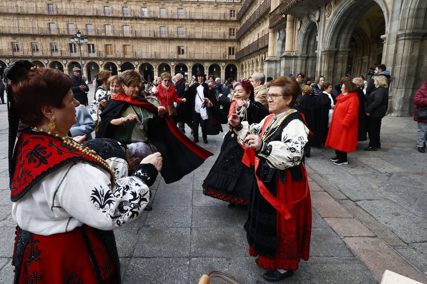 Las Águedas no fallan a la tradición e impregnan de alegría Salamanca en su día a ritmo de folclore