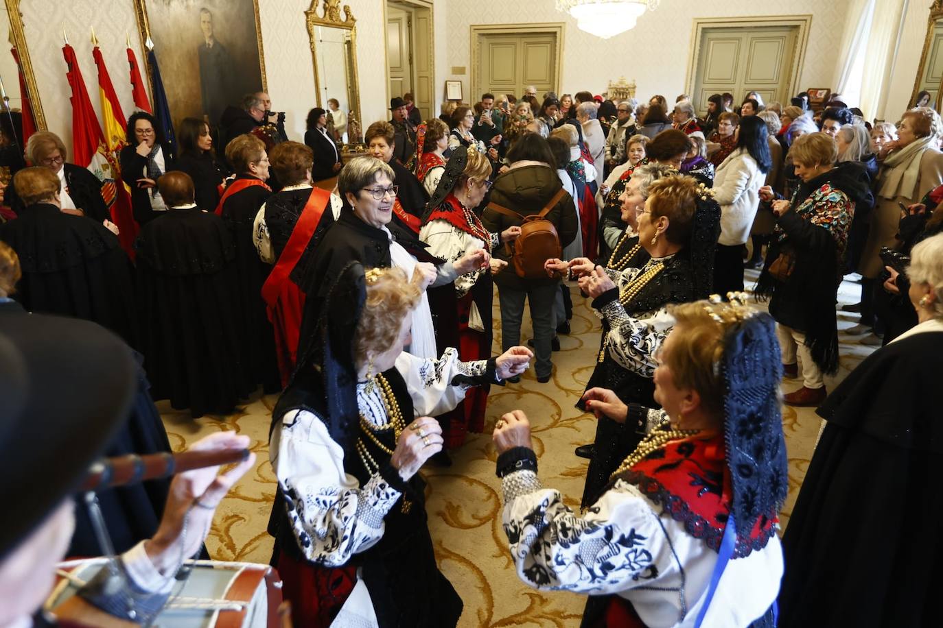 Las Águedas no fallan a la tradición e impregnan de alegría Salamanca en su día a ritmo de folclore