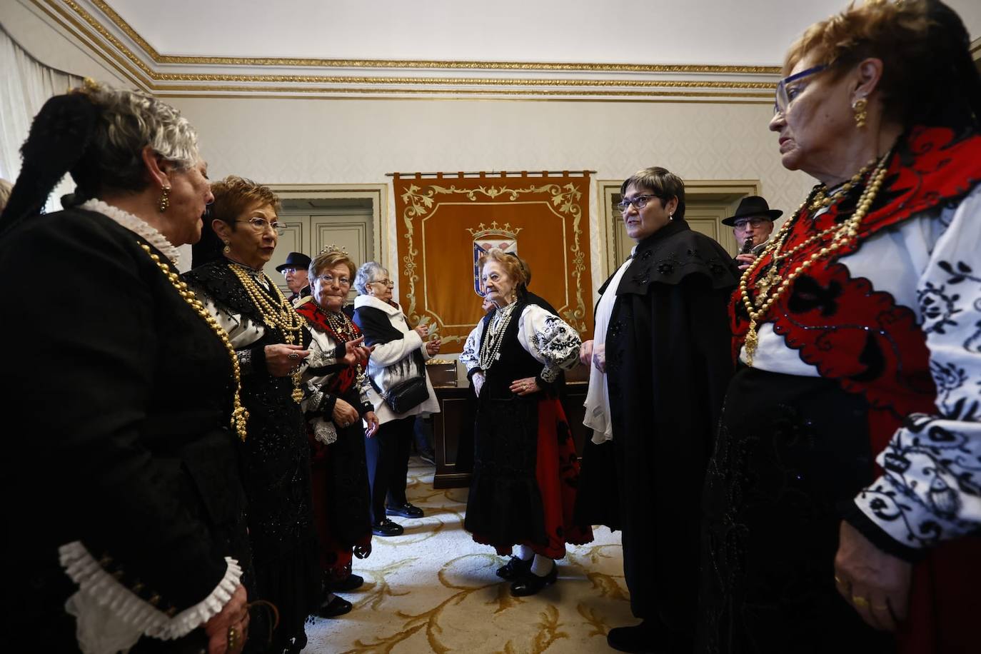 Las Águedas no fallan a la tradición e impregnan de alegría Salamanca en su día a ritmo de folclore