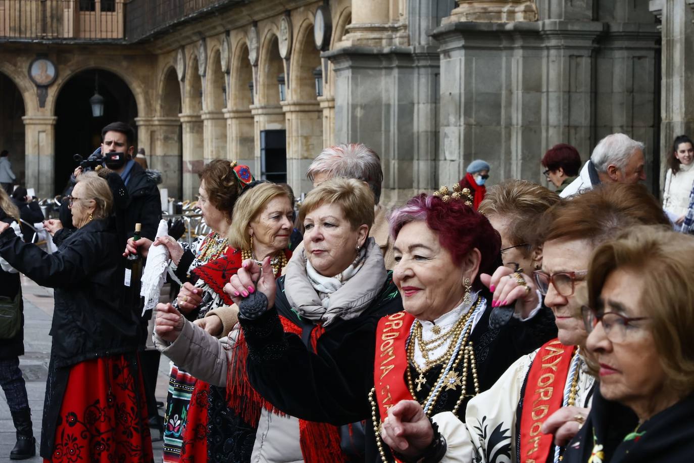 Las Águedas no fallan a la tradición e impregnan de alegría Salamanca en su día a ritmo de folclore