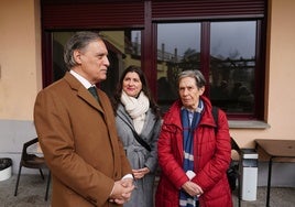 Carlos García Carbayo, Myriam Rodríguez y Carmen Calzada en las instalaciones de Padre Damián de Cáritas Diocesana de Salamanca.