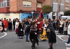 Las águedas de Santa Marta durante la procesión.