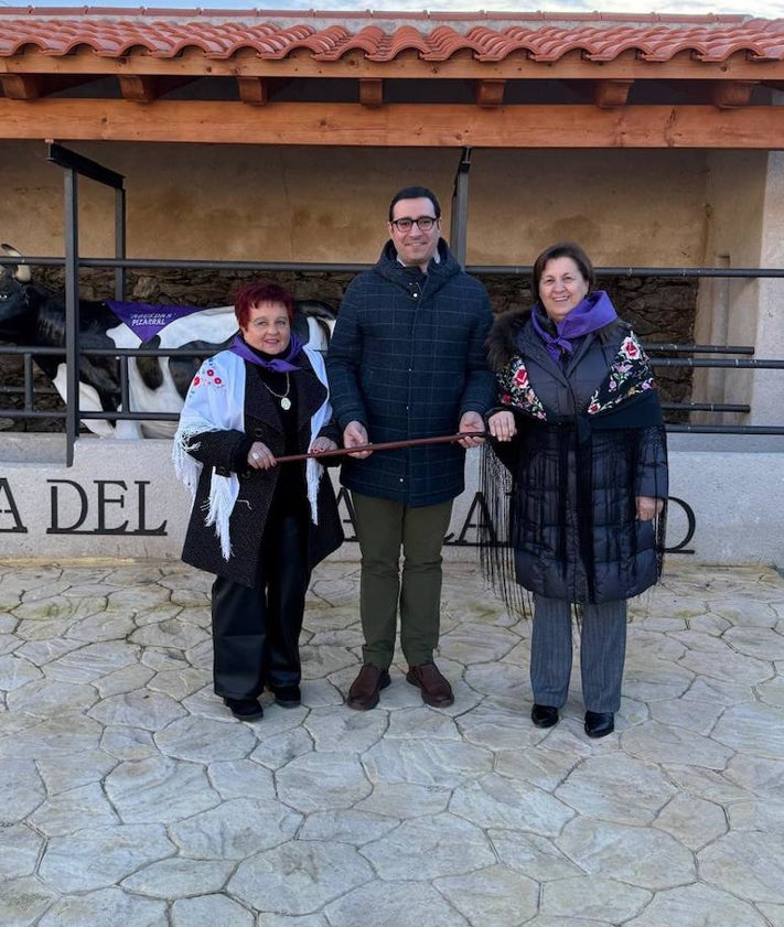 Imagen secundaria 2 - Momento de la entrega del bastón de mando.