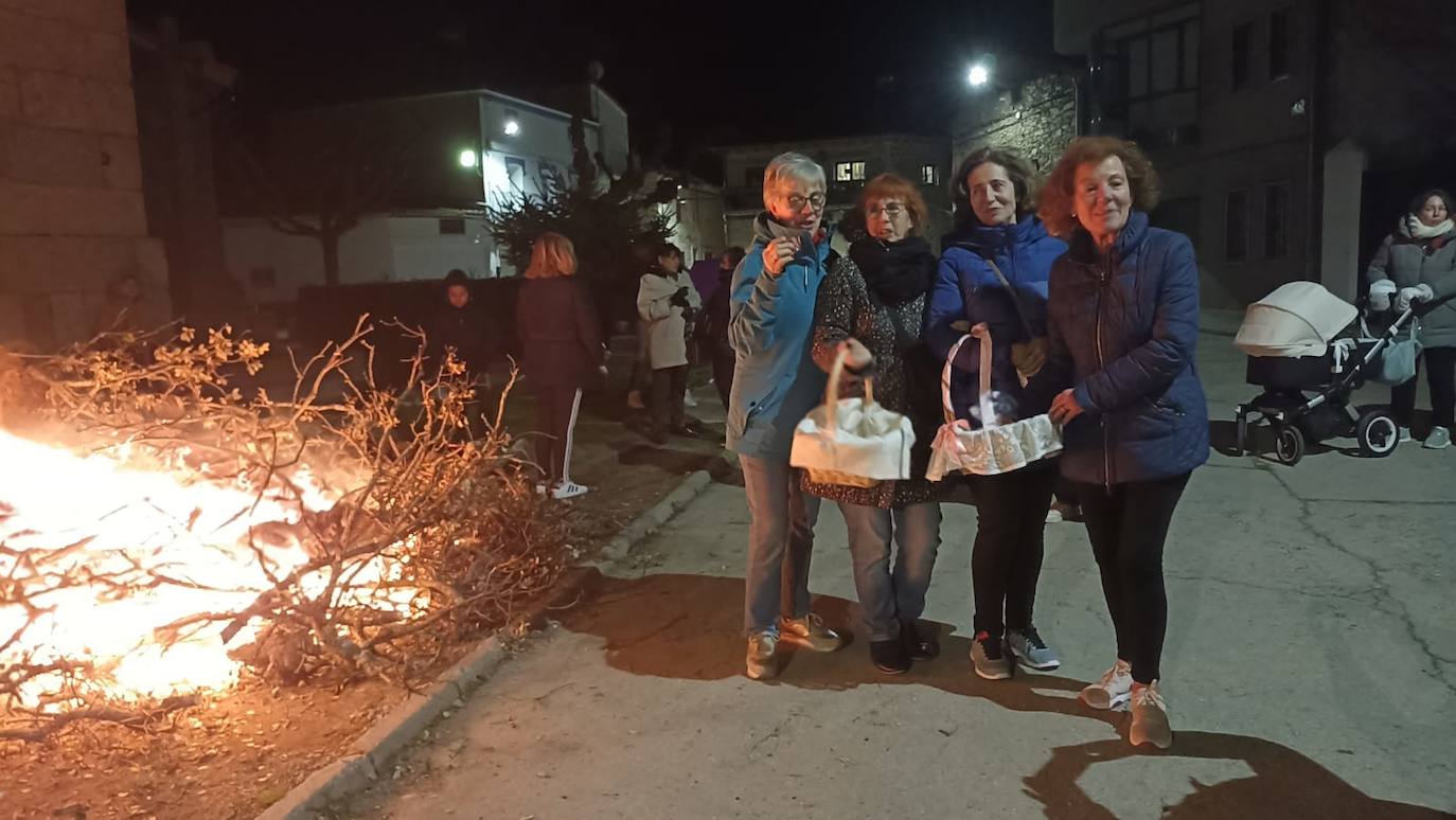 Las mujeres de Cespedosa de Tormes celebran la festividad de Santa Águeda