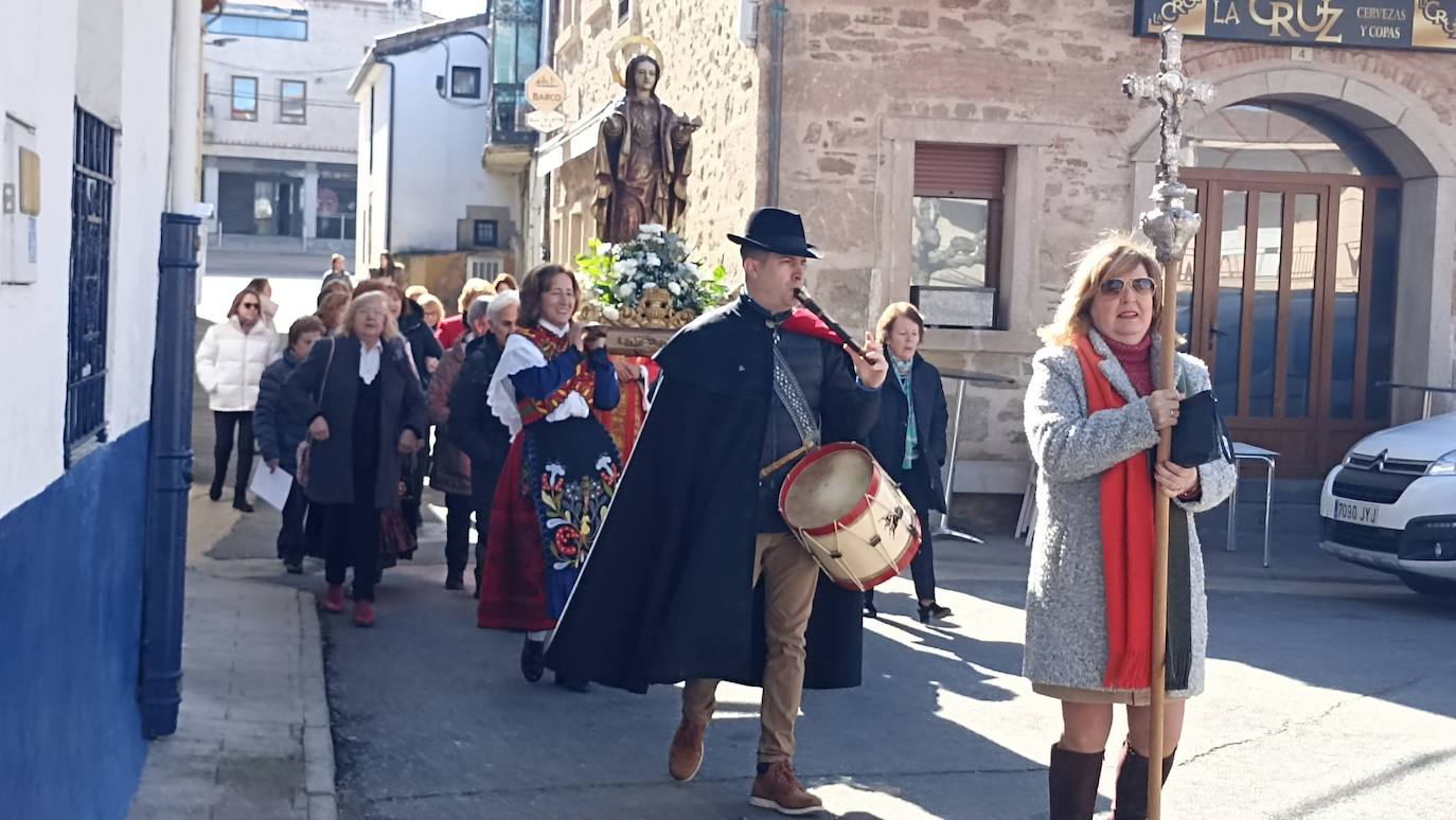 Las mujeres de Cespedosa de Tormes celebran la festividad de Santa Águeda