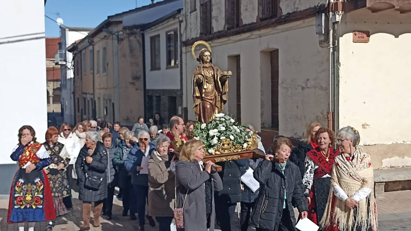 Las mujeres de Cespedosa de Tormes celebran la festividad de Santa Águeda