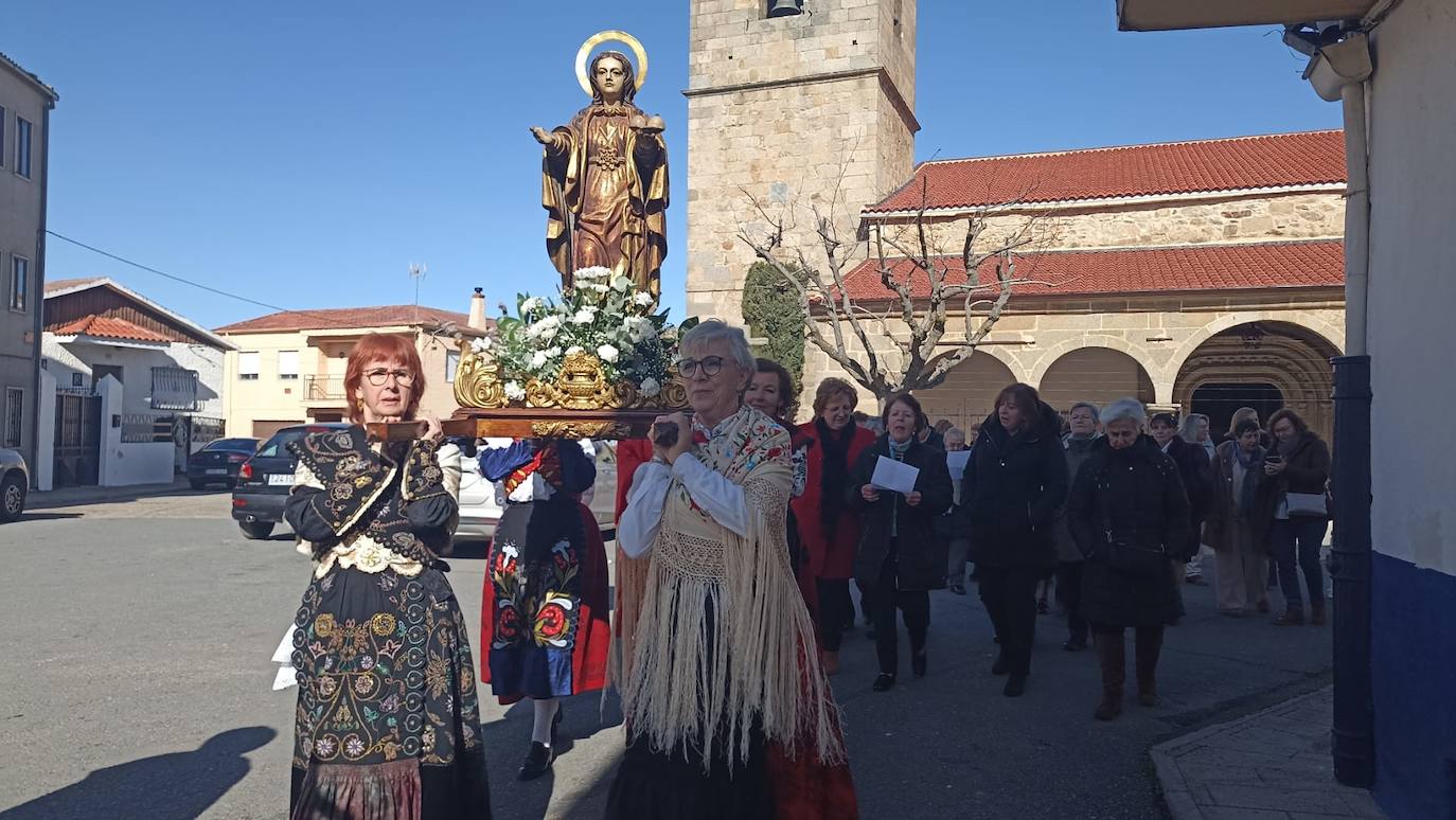 Las mujeres de Cespedosa de Tormes celebran la festividad de Santa Águeda