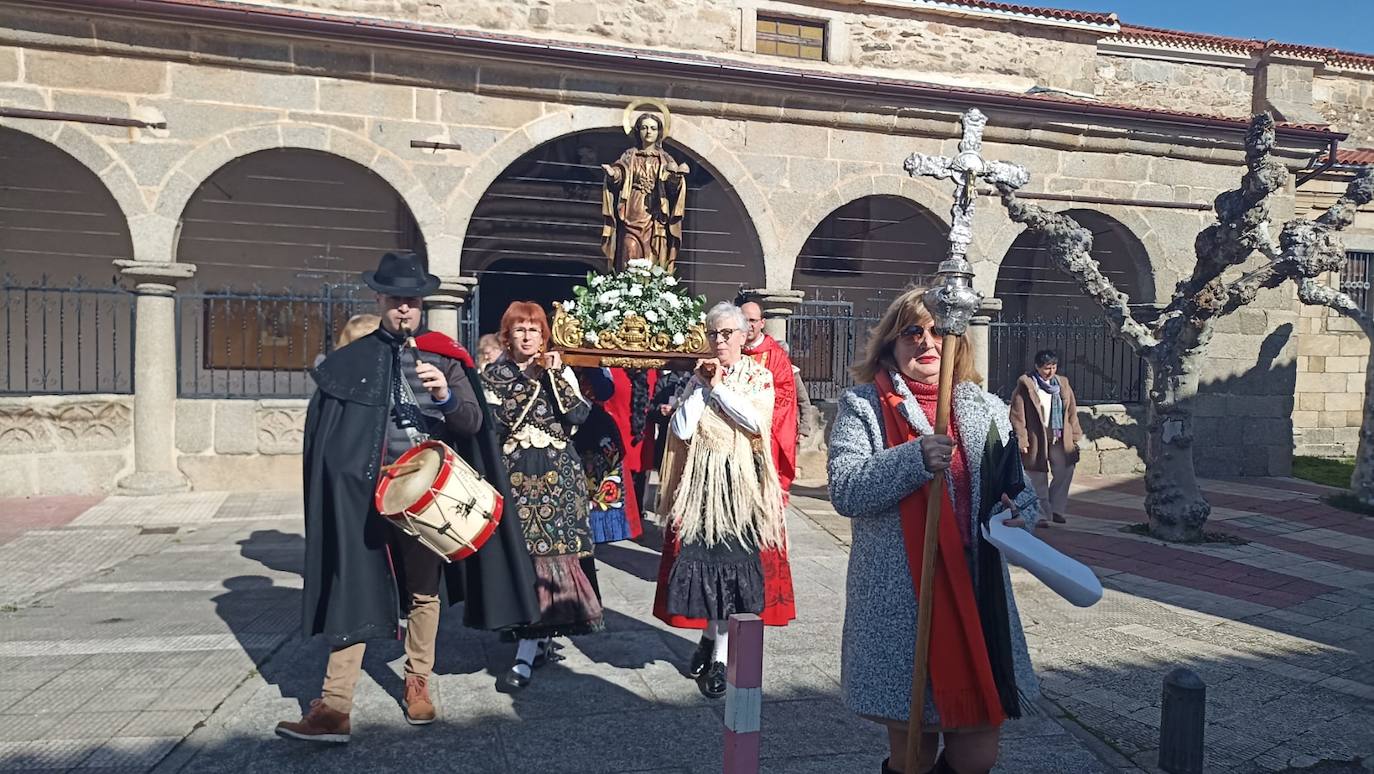 Las mujeres de Cespedosa de Tormes celebran la festividad de Santa Águeda