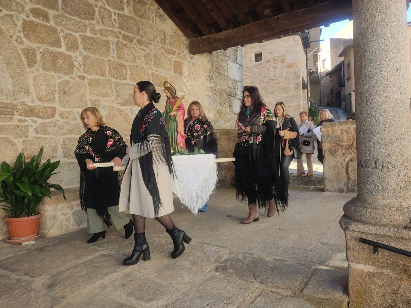 Las mujeres de Santibáñez de la Sierra honran a Santa Águeda