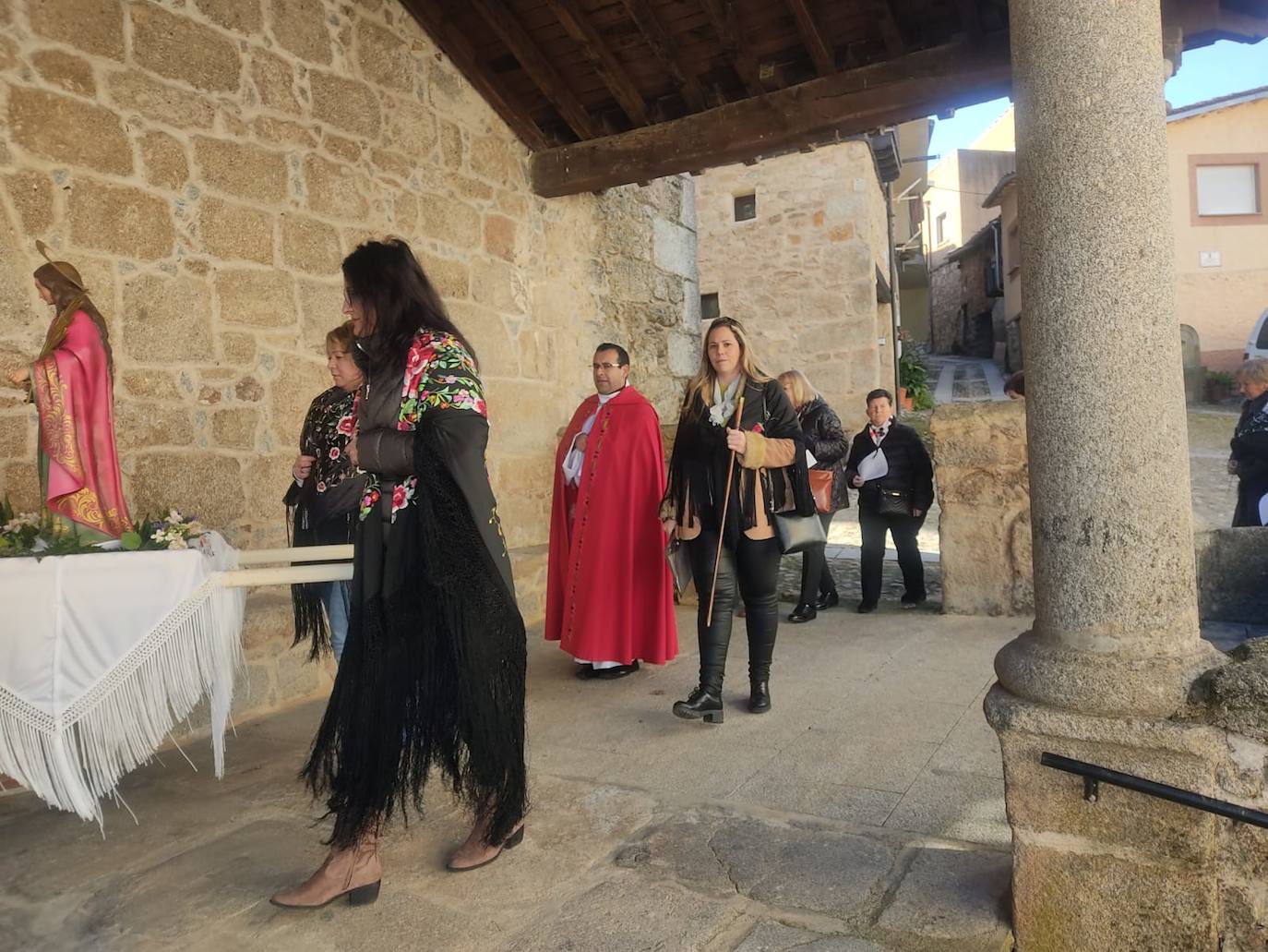 Las mujeres de Santibáñez de la Sierra honran a Santa Águeda