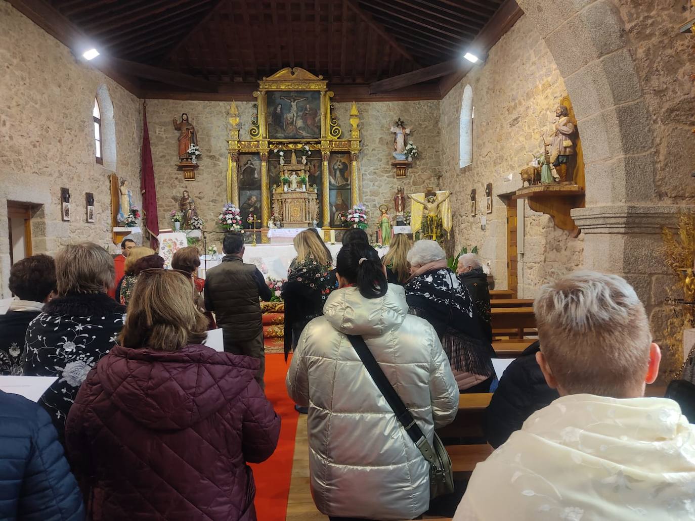 Las mujeres de Santibáñez de la Sierra honran a Santa Águeda