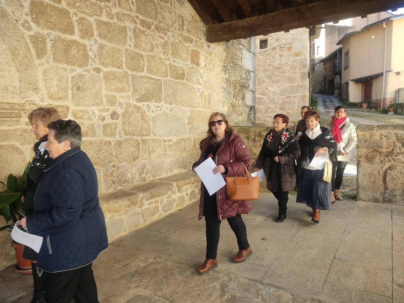 Las mujeres de Santibáñez de la Sierra honran a Santa Águeda