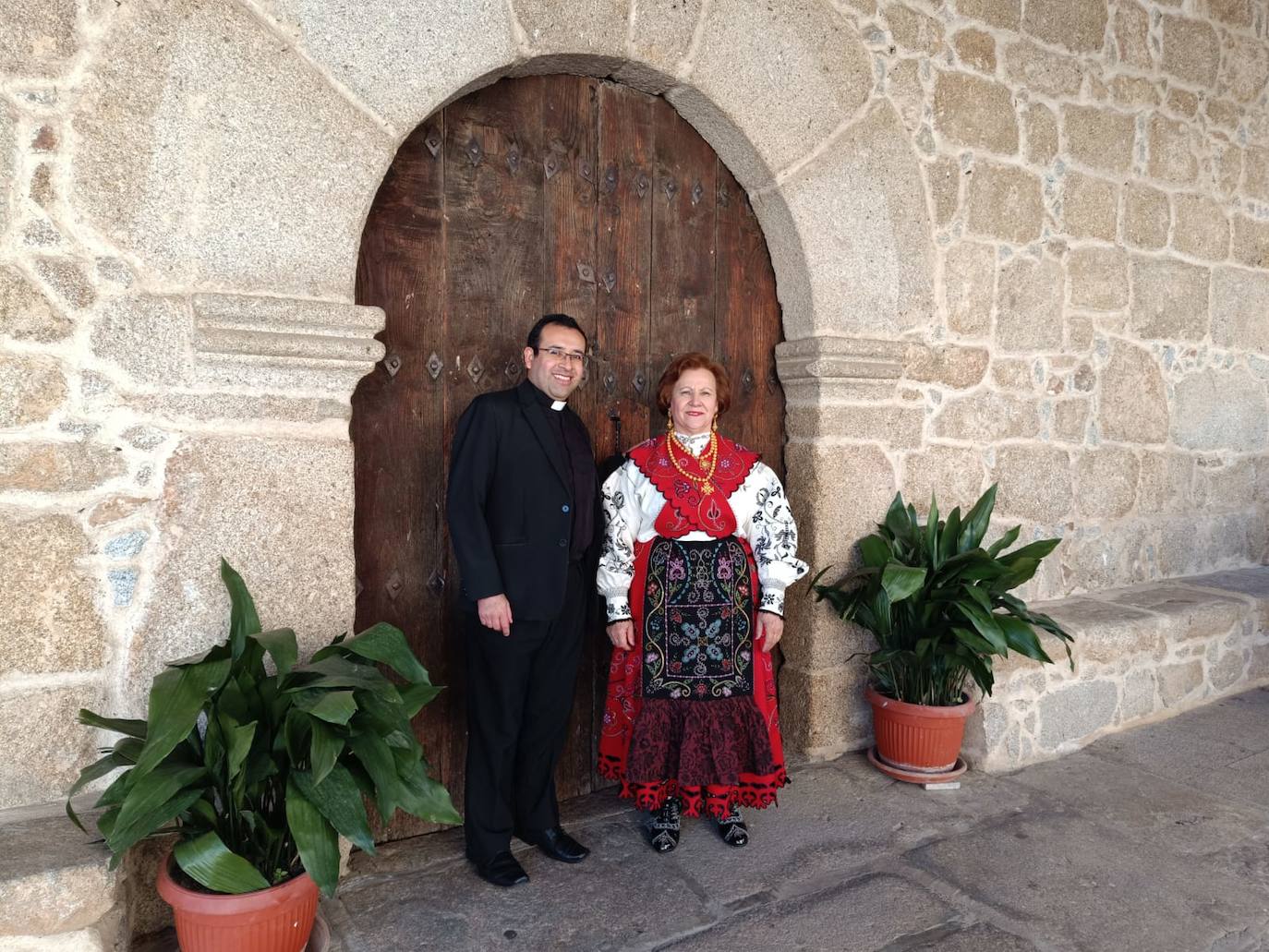 Las mujeres de Santibáñez de la Sierra honran a Santa Águeda