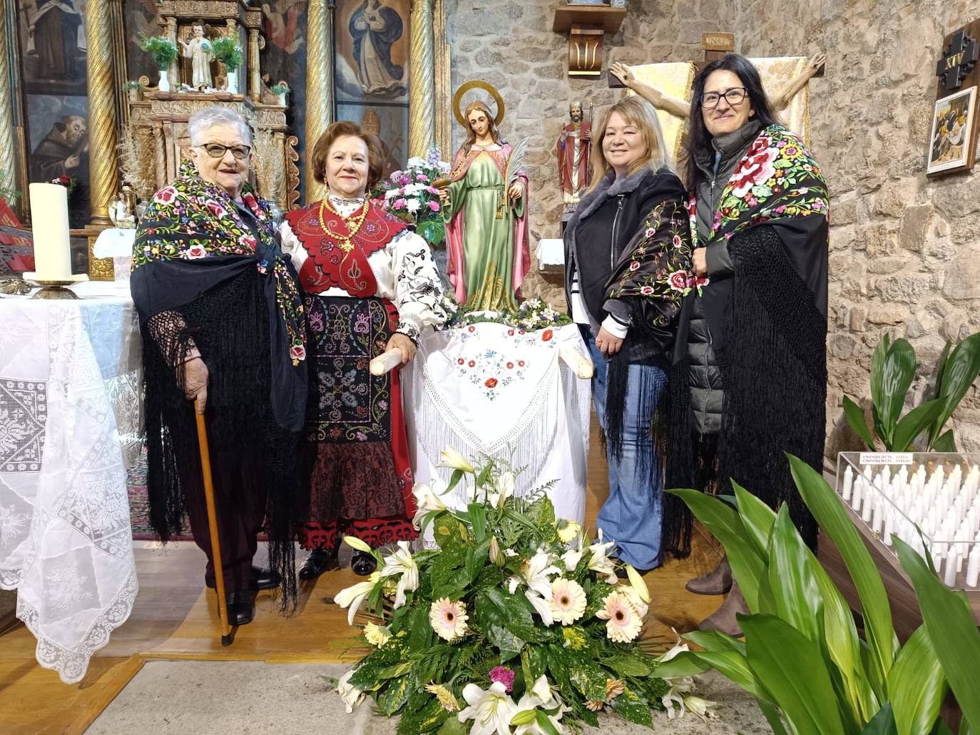 Las mujeres de Santibáñez de la Sierra honran a Santa Águeda