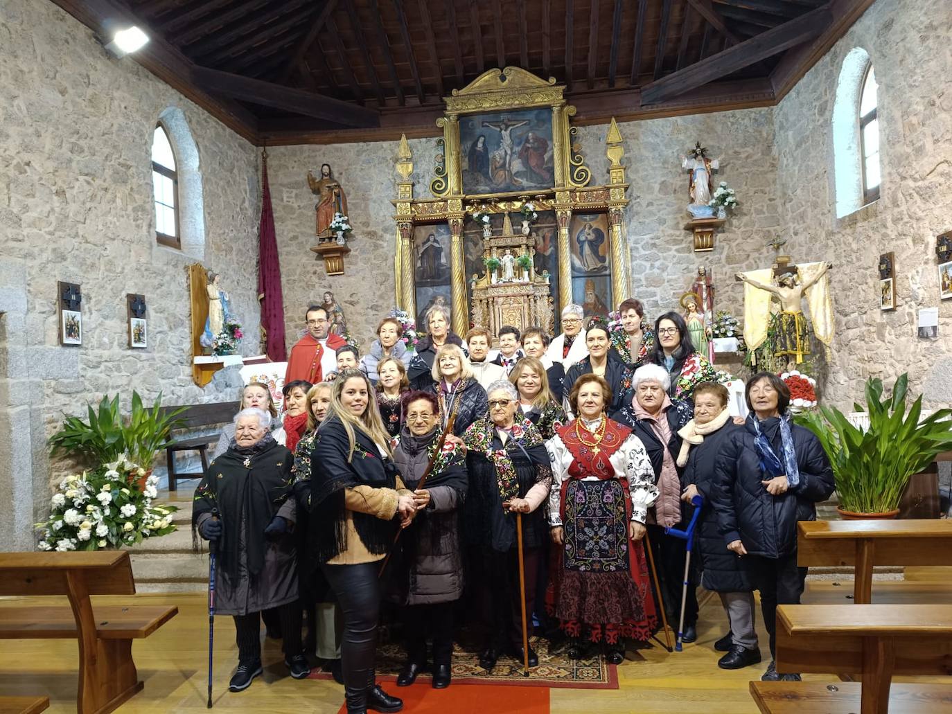 Las mujeres de Santibáñez de la Sierra honran a Santa Águeda