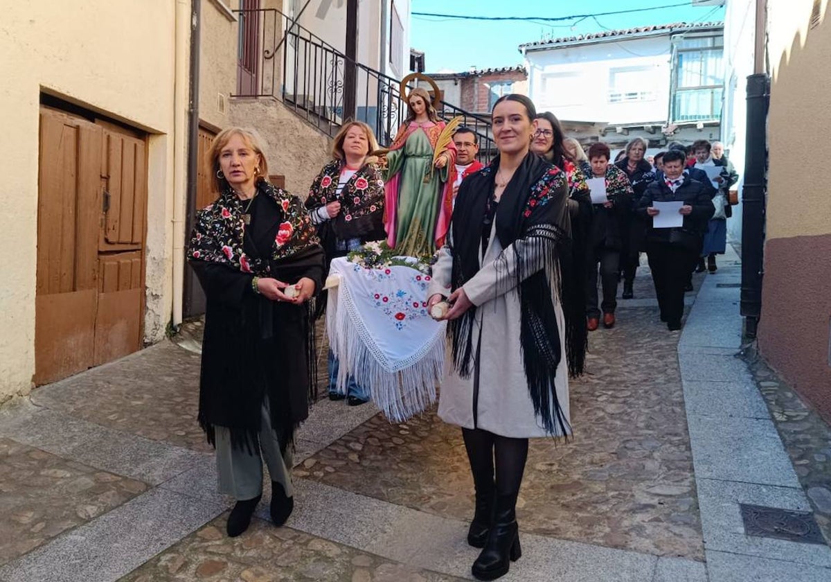 Las mujeres de Santibáñez de la Sierra honran a Santa Águeda