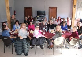 Las mujeres de Colmenar disfrutaron de una animada comida de convivencia.