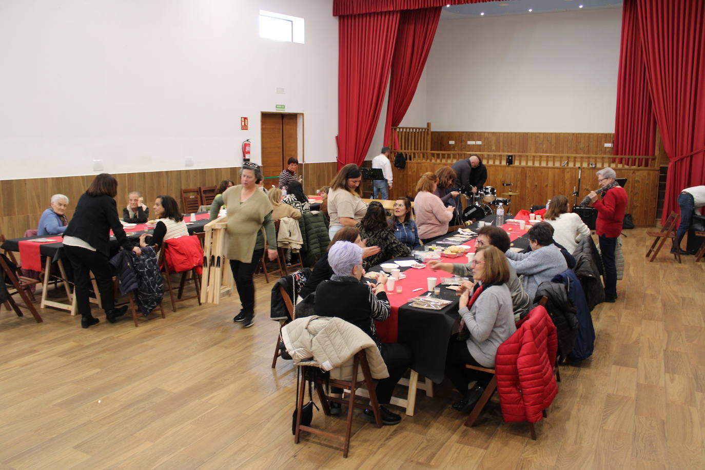 Las mujeres de Santibáñez de Béjar celebran la festividad de Santa Águeda