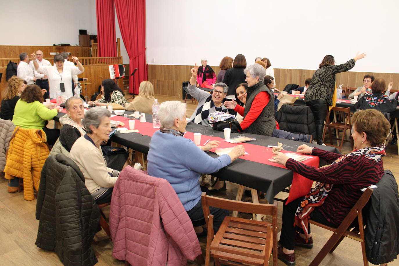 Las mujeres de Santibáñez de Béjar celebran la festividad de Santa Águeda