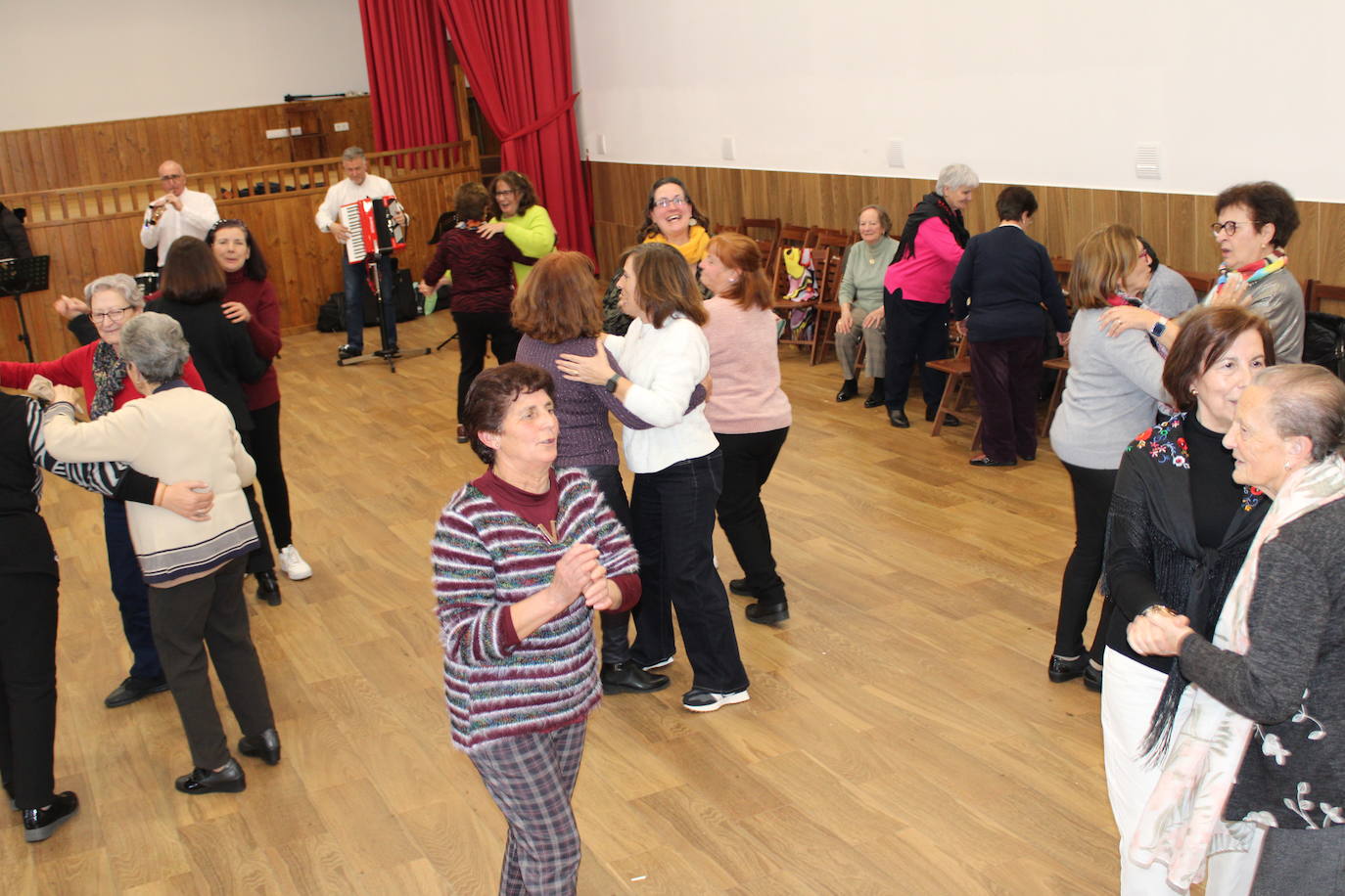 Las mujeres de Santibáñez de Béjar celebran la festividad de Santa Águeda