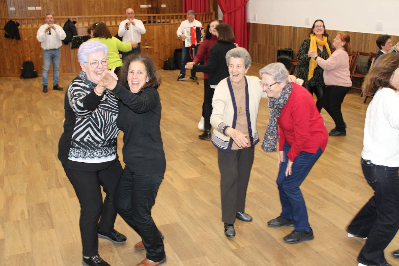 Las mujeres de Santibáñez de Béjar celebran la festividad de Santa Águeda