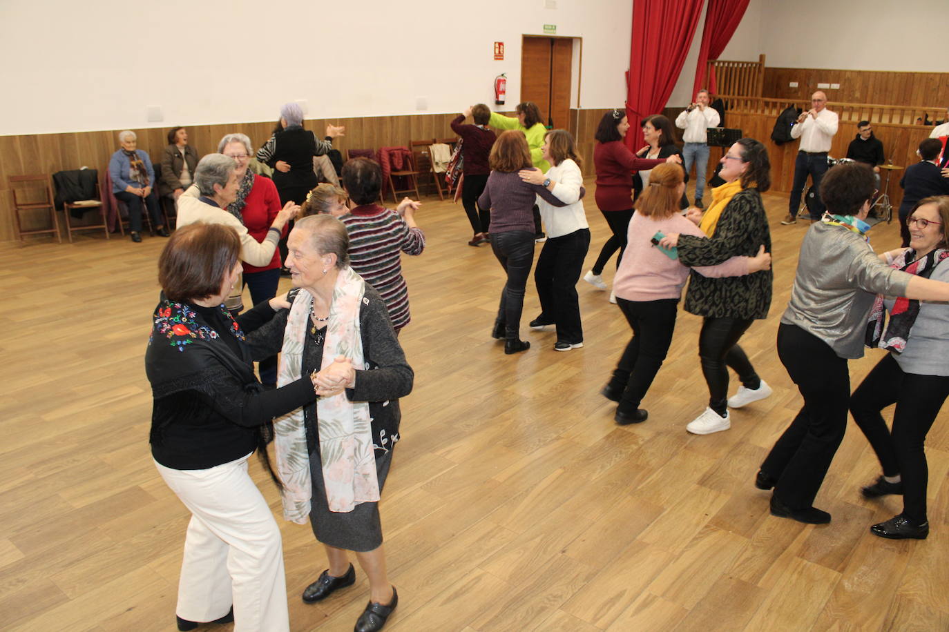 Las mujeres de Santibáñez de Béjar celebran la festividad de Santa Águeda