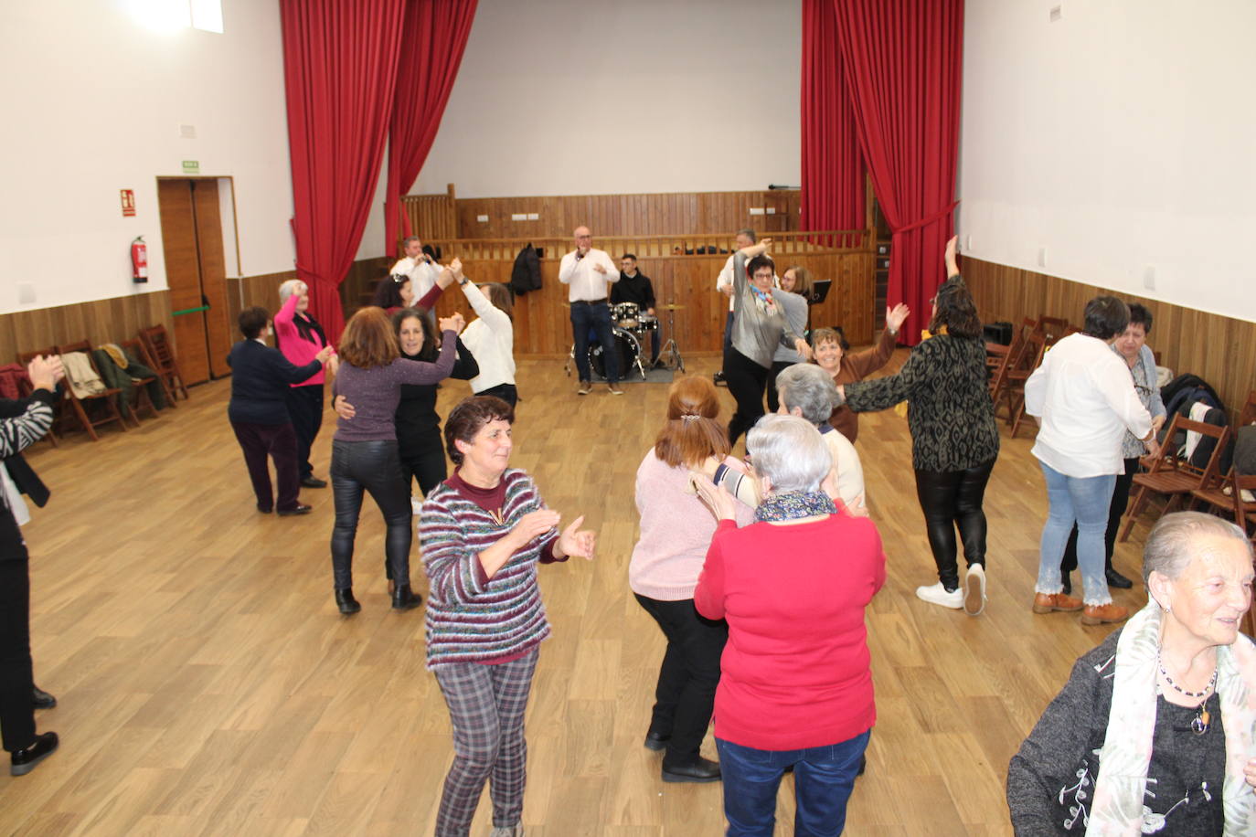 Las mujeres de Santibáñez de Béjar celebran la festividad de Santa Águeda