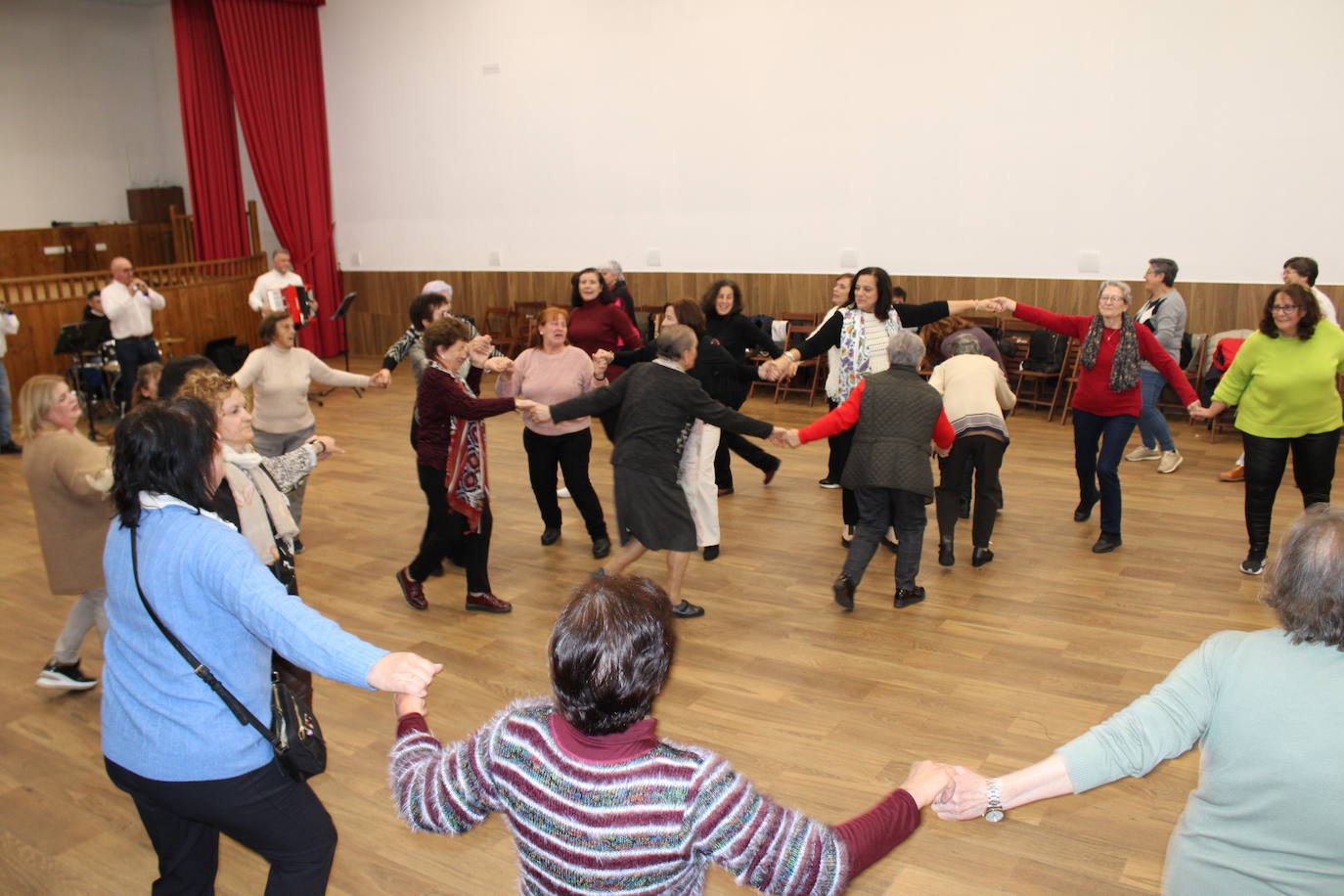 Las mujeres de Santibáñez de Béjar celebran la festividad de Santa Águeda