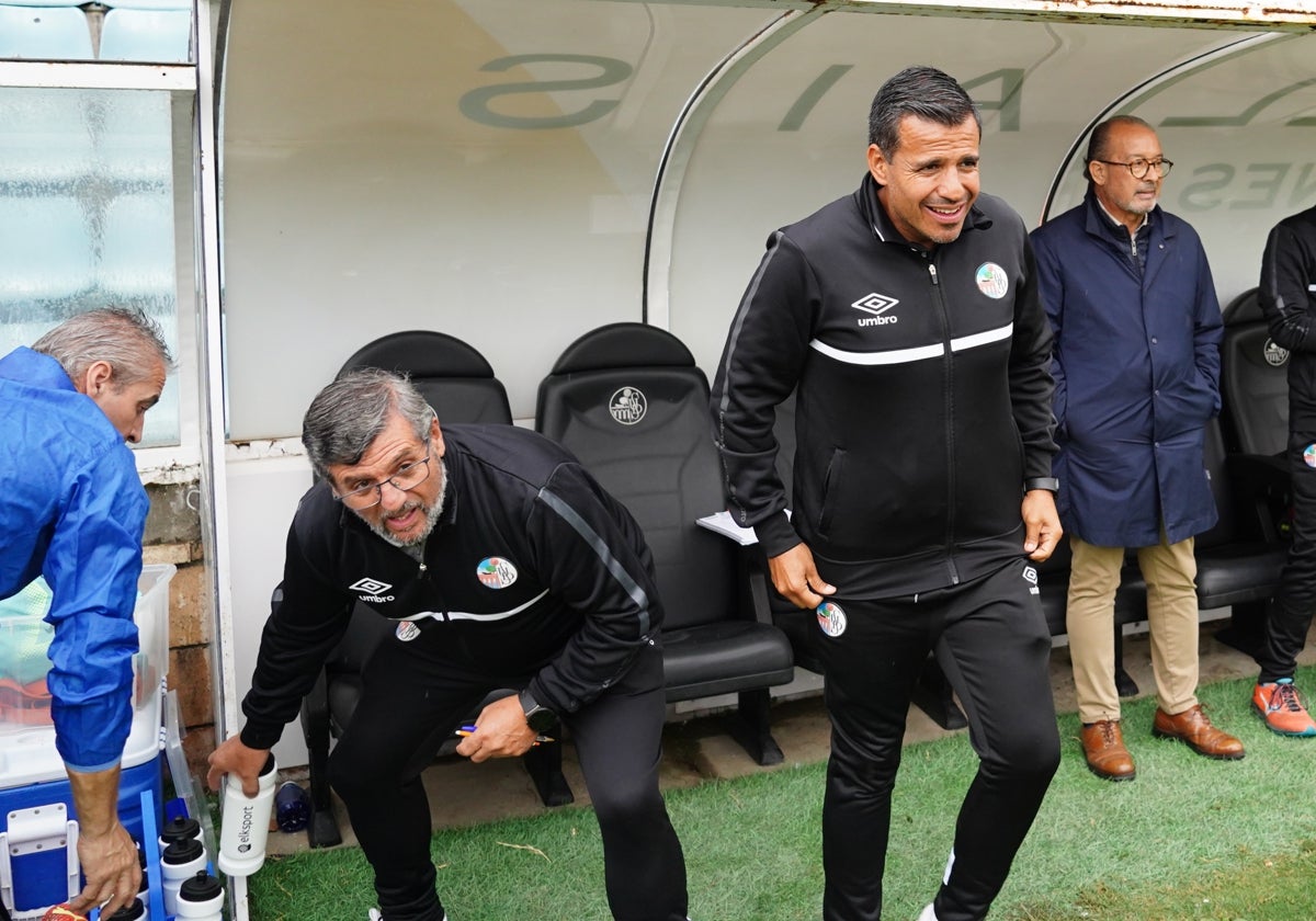 Guillermo Pérez, con chándal negro, junto a Rafael Dueñas.