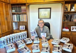 El autor junto a los libros.