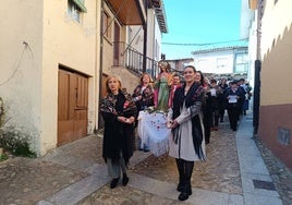 Procesión con la imagen de Santa Águeda por las calles de Santibáñez de la Sierra.