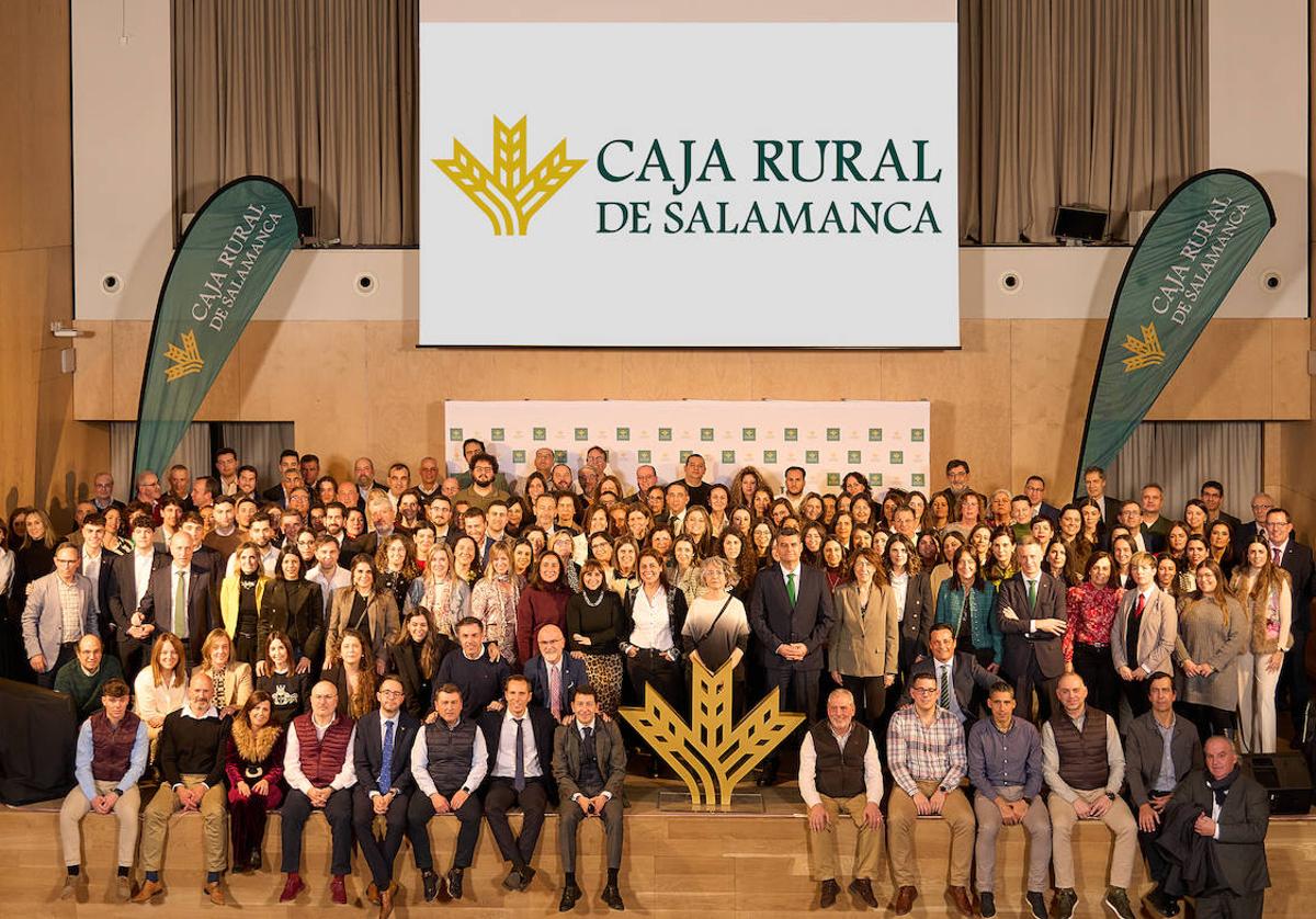 Foto de familia de Caja Rural de Salamanca.