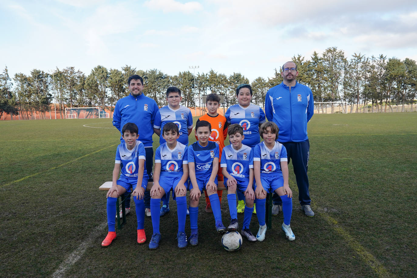 Arriba (de izquierda a derecha): Rafa (entrenador), Sergio, Rafa Rodríguez, Iker y Mikel (delegado). Abajo (de izquierda a derecha): Marcos Álvarez, Mario, Alex, Marcos Ríos y Gael. Ausentes: Kike, Diego y Hugo.