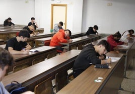 Varios alumnos, durante un examen, en la Facultad de Ciencias.