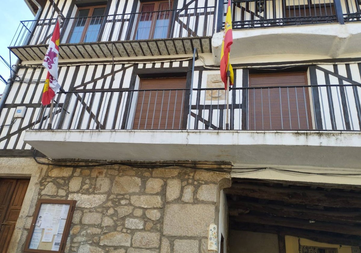 Exterior de la Casa Consistorial en Las Casas del Conde.