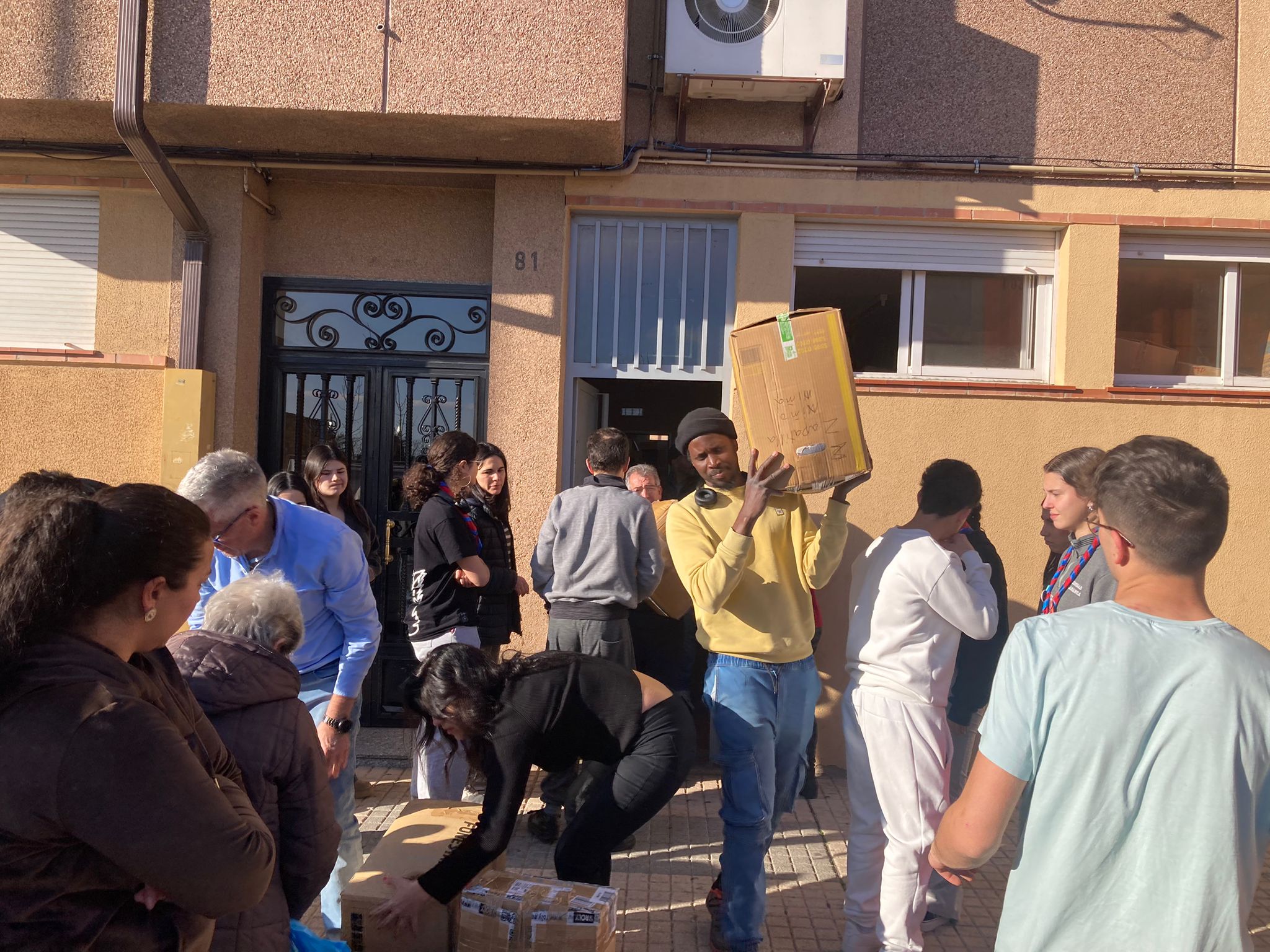 16 toneladas que navegan en un contenedor desde el Ropero de Puente Ladrillo y crean futuro en Capiatá