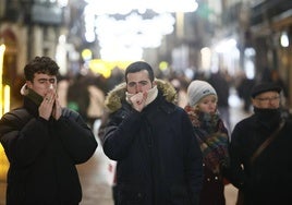 Dos jóvenes afectados por la gripe, en el centro de Salamanca.