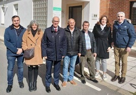 Antonio Agustín Labrador, Eva Picado, Javier Iglesias, José Martín, Juan Víctor Rodríguez, Pilar Sánchez y Ángel Calvo durante la visita a las instalaciones del CEAS en Linares de Riofrío.